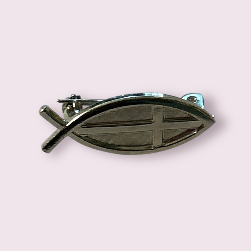 Elegant Silver‎ Fish Pin